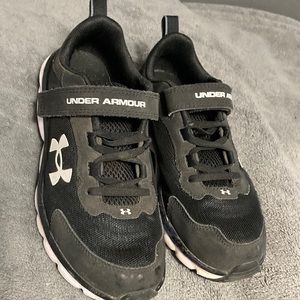 Under Armour Velcro Alternative Closure Shoe Black Size 3 Wide